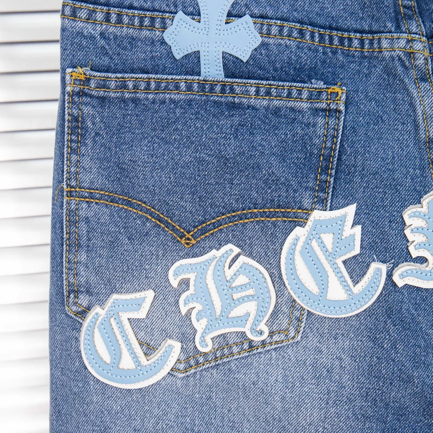 P260 Chrome Hearts light blue pants, Sanskrit blue and white patchwork leather jeans. CH jeans need to be washed and then disassembled and hand-stitched with sheepskin cross leather and then spliced ​​together. The whole piece has too many craftsmanship to explain. The patchwork cross pattern is embellished, and the high-waisted washed jeans! ! Absolutely high-end luxury products, god-level single products and super popular products, made with top heavy industry, a must-see magic weapon. Customized hardware. The fabric is thick and soft after washing. It has good breathability. Customized small leather label. Unique design. The details are simple and elegant, and the workmanship is exquisite. The entire trousers are neatly routed and the details are in place! It’s so cool that both men and women can easily control the genderless trend! Style number: 1805# Color: blue Size: 28 30 32 34